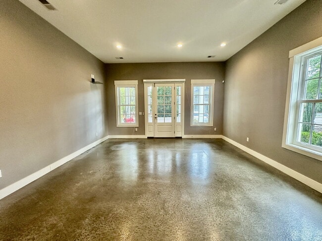 Building Photo - Large Modern Loft Home in Downtown Bluffton!