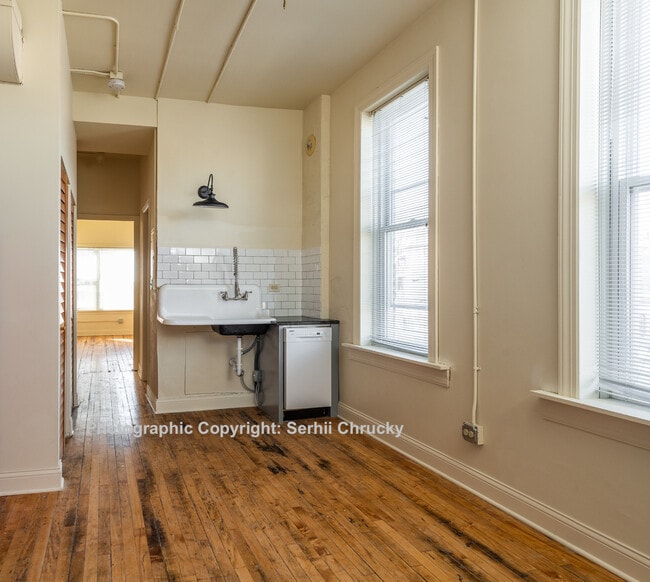Building Photo - 934 W 19th St