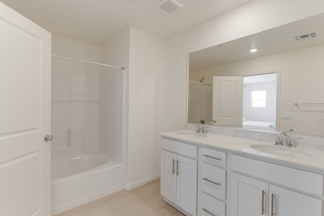 Building Photo - SPACIOUS 4BEDROOM 3BATH HOME IN INSPIRADA