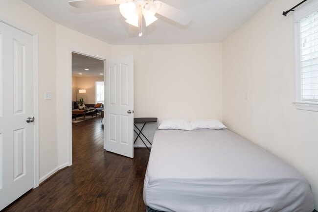 Building Photo - Immaculate 3 bedroom 2 bath bungalow at Oc...