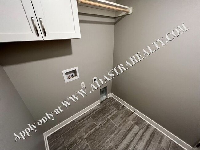 Building Photo - Beautiful Home in Independence-Available in JULY!!