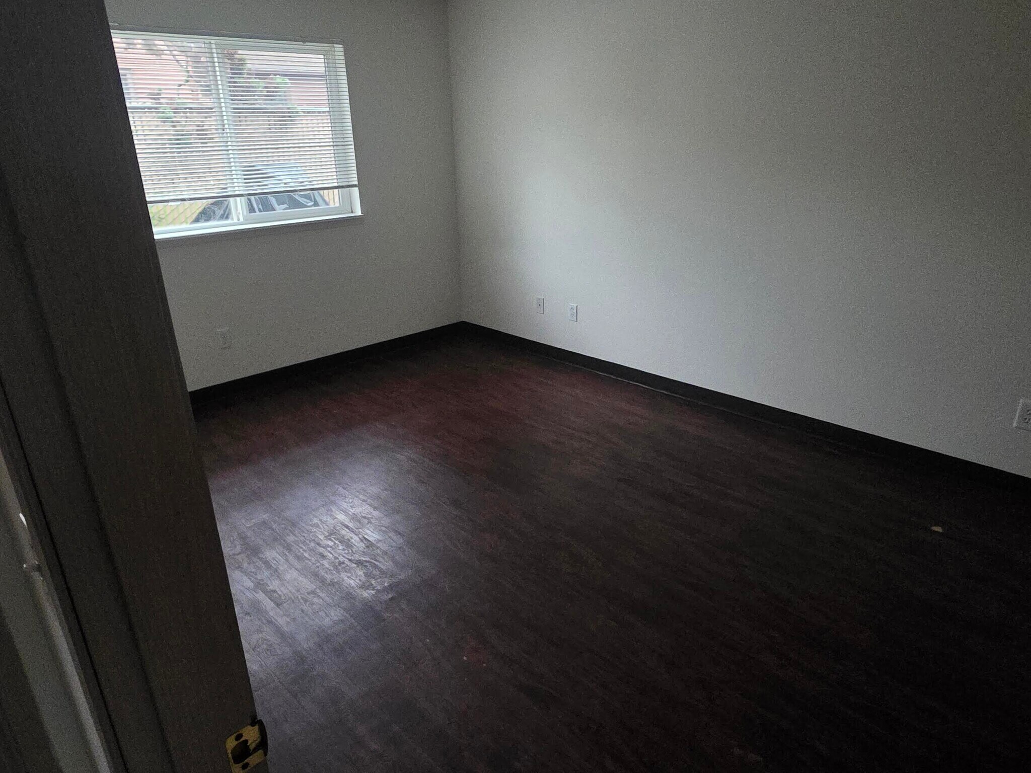 Building Photo - 753 Clay St E