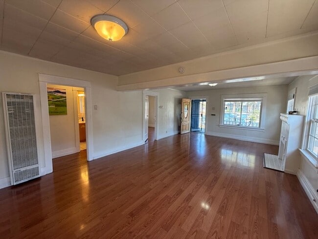 Building Photo - 3 bedroom 2 bath house in Long Beach