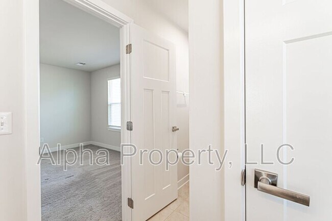 Building Photo - 300 Huntingdale Pl