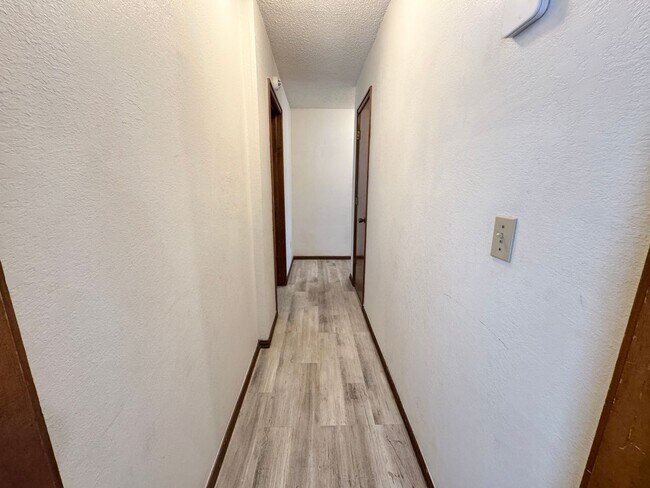 Building Photo - 3 Bed 2 bath!