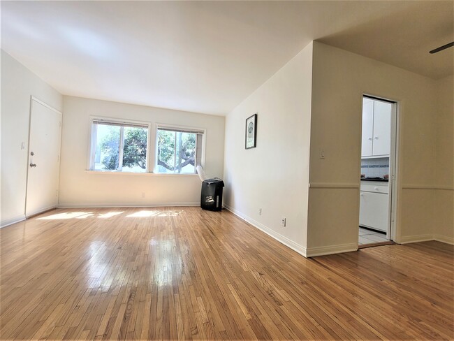 Large living room - 1417 Holt Apartments