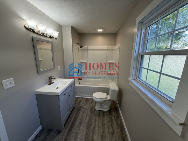 Building Photo - Three Bedroom | Updated | EHA Accepted | D...