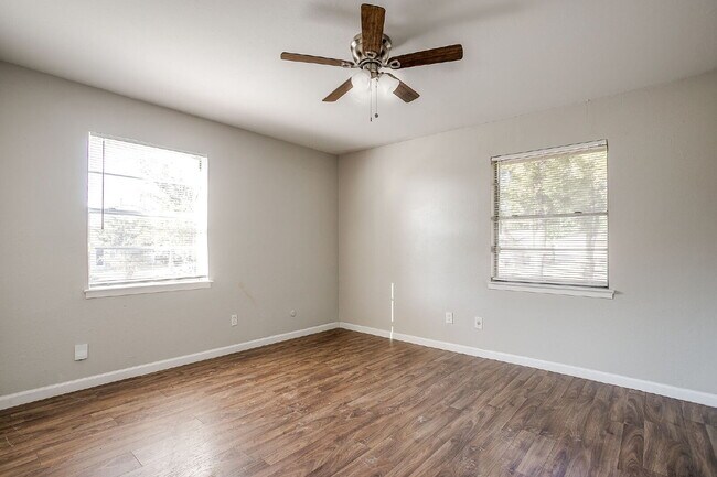 Building Photo - Charming 2-Bedroom Duplex- Recently Updated!