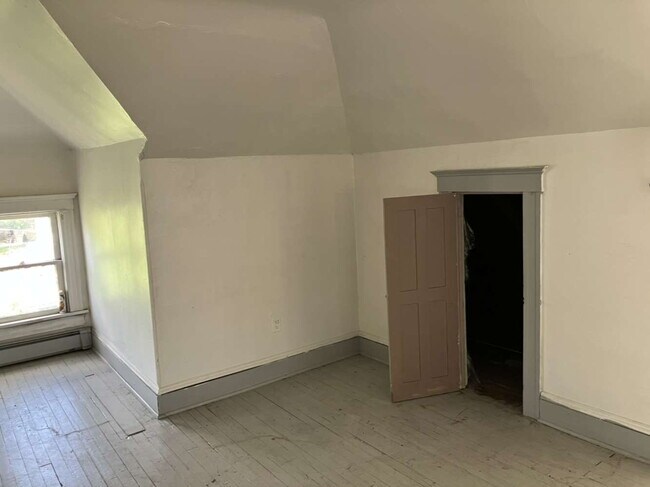 Building Photo - "4-Bed Home with spacious rooms in Wilkes Barre!"