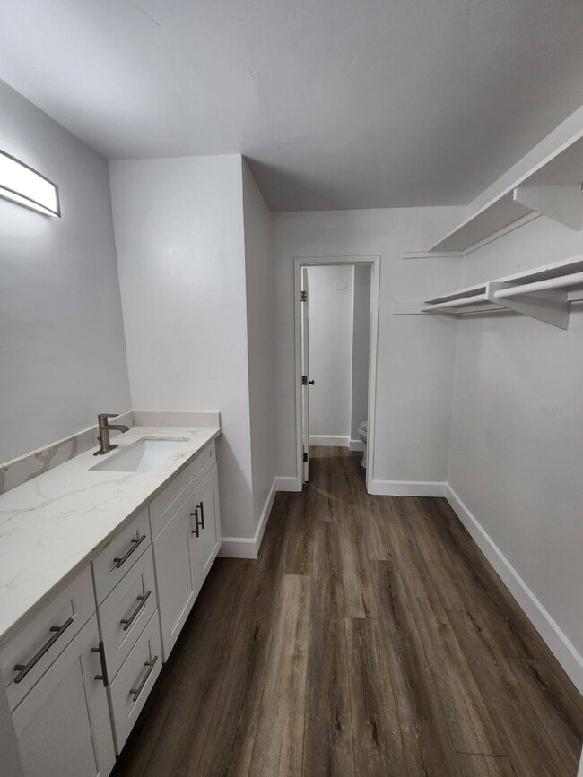 Building Photo - 2BD/2BA Condo in The Plaza Community - MOV...