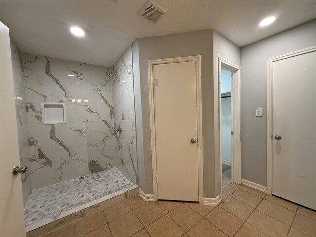 Building Photo - 8322 Sandy Glen Ln