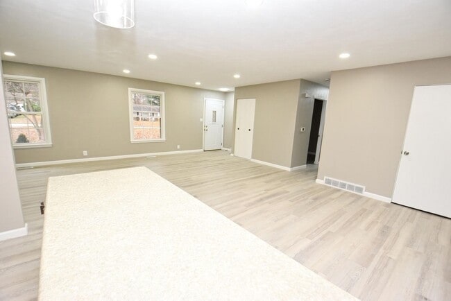 Building Photo - Inground swimming pool, 3 bedroom 1.5 bath home in South Bend IN