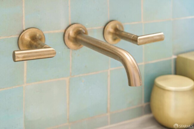 Building Photo - 7 Seymour St