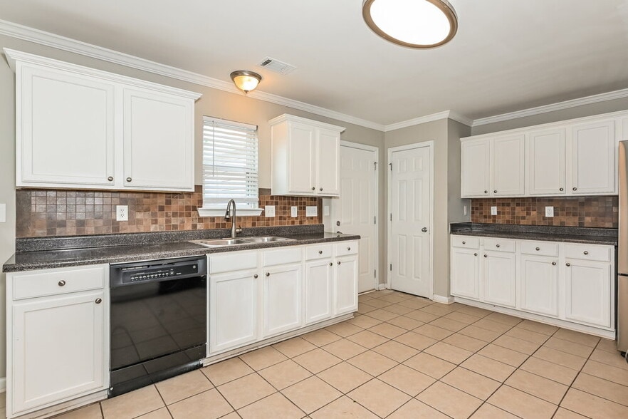 Building Photo - 505 Walnut Woods Dr
