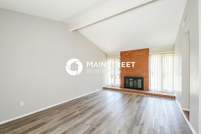Building Photo - 4 Bedroom Pet-Friendly Home in St. Louis, MO with Main Street Renewal