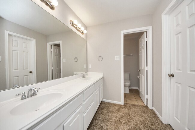Building Photo - 4422 Roundtree Ln