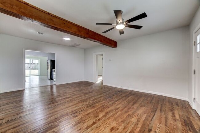 Building Photo - Move in Special! Stylish 3/1 Newly Renovat...