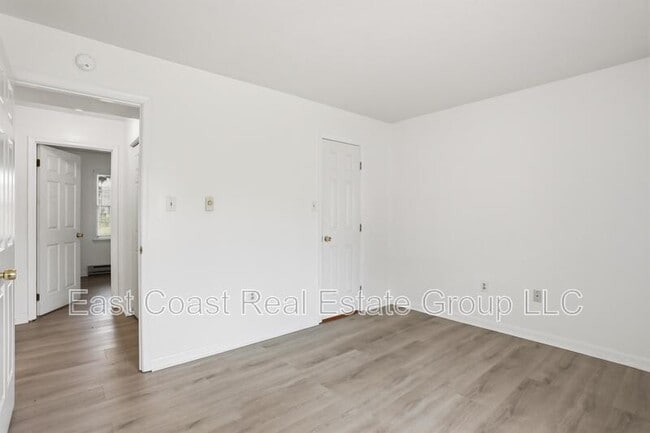 Building Photo - 427 N Western Ave