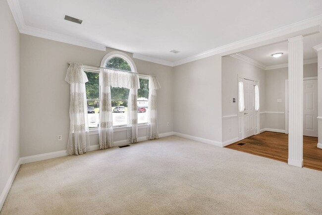 Building Photo - 3 Bed 2 Full Bath 2 Half Bath - Silver Spring Colonial - Military clause supported