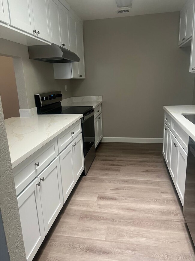 Building Photo - 3bd Duplex