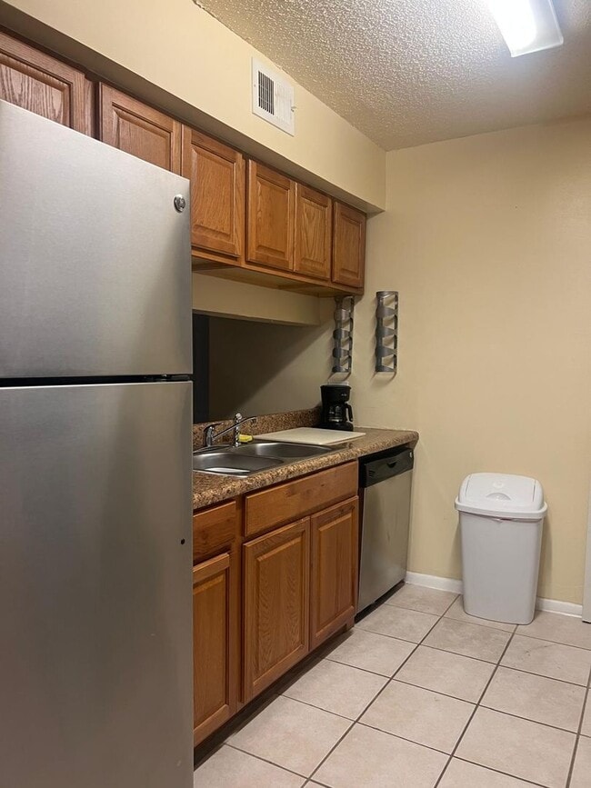 Building Photo - Fully Furnished 1-Bedroom Retreat in Windm...