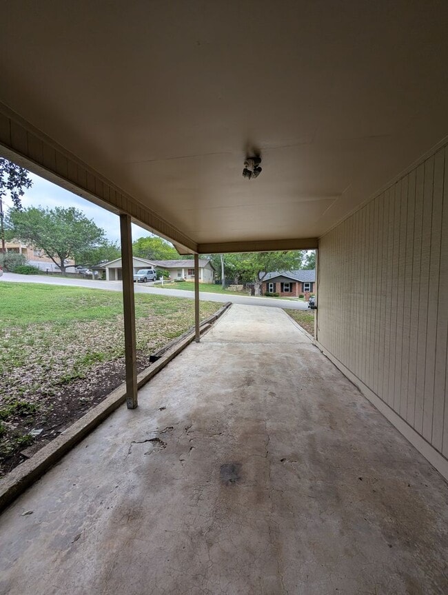 Building Photo - Location!! 1 Mile to Landa Park / Close to...