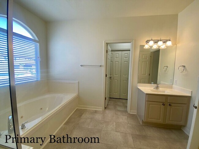 Building Photo - SPACIOUS HOME FOR RENT!