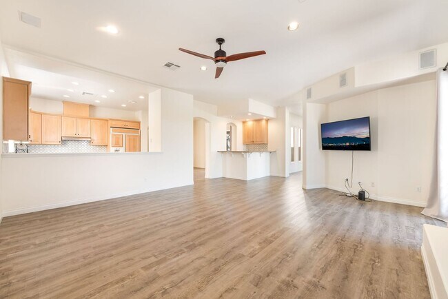 Building Photo - Queensridge Beauty - 5 bedroom on a 1/4+ acre lot
