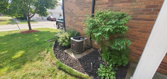 Building Photo - 2 br, 1 bath Condo - 50031 S Benny Ct