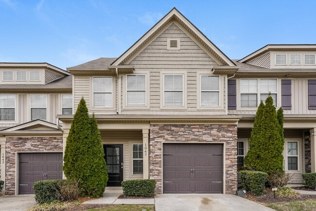 Building Photo - 1047 Chatsworth Dr