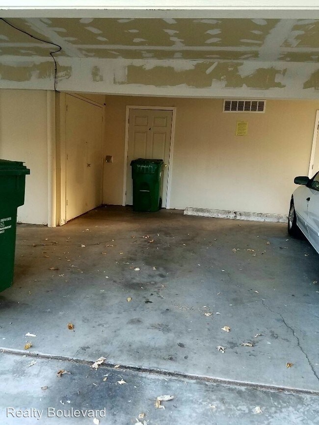 Building Photo - 2 br, 1 bath House - 705 Jamaica #4