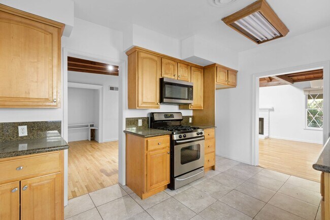 Building Photo - 15826 Magnolia Blvd