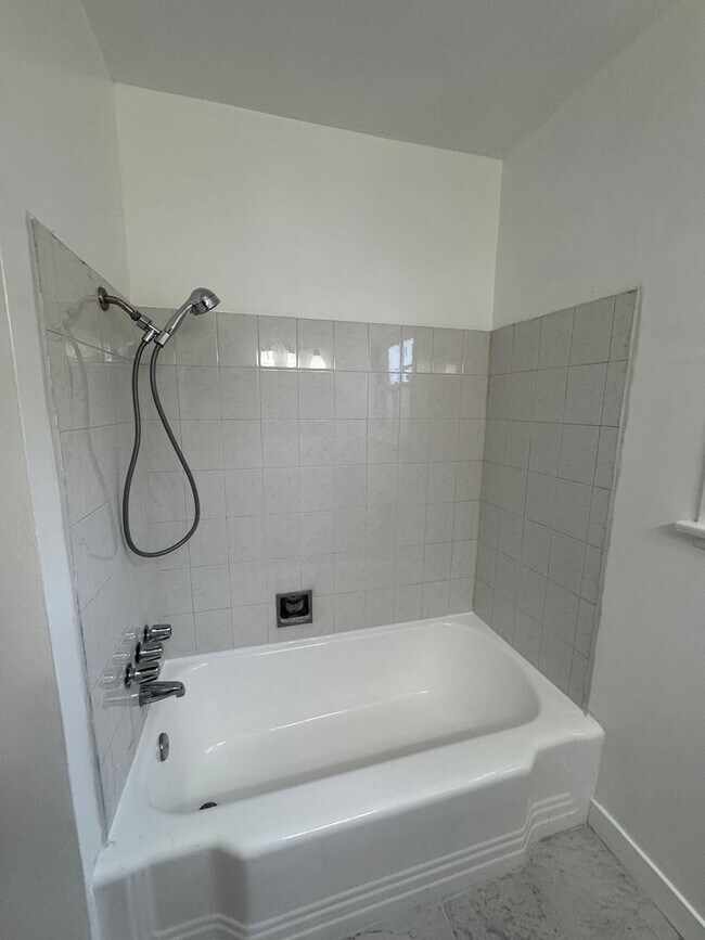 Building Photo - Beautiful 3bd 2ba