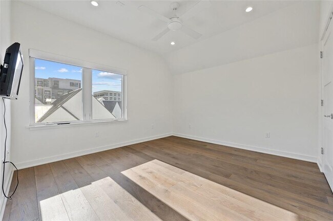Building Photo - 2518 Sutherland St