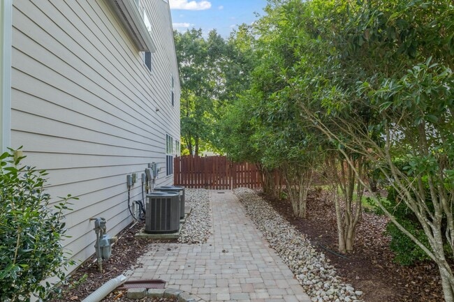 Building Photo - 1007 Brickstone Dr