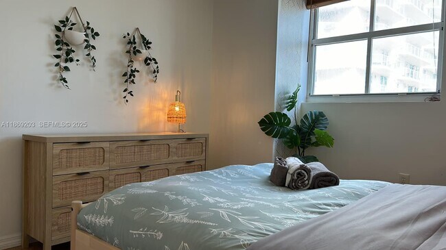 Building Photo - 5880 Collins Ave