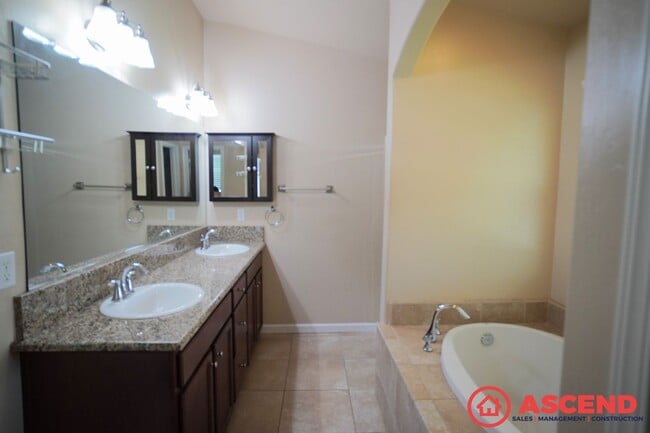 Building Photo - Charming 4-Bedroom, 2-Bathroom Home in Nor...