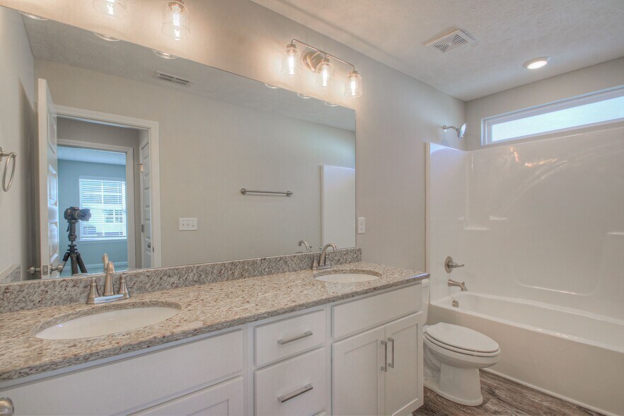 Building Photo - 4340 Doral Dr