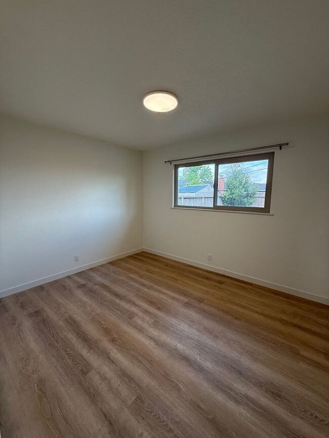 Building Photo - 3 Bedroom/2 Bathroom Single Story Home In Rohnert Park