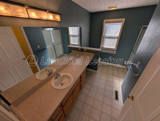 Building Photo - Well-Maintained Ranch in Pin Oak Preserve with Fireplace & Den