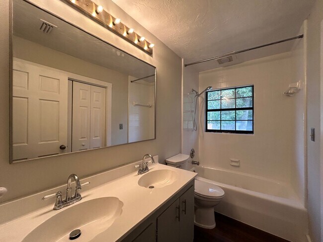 Building Photo - STUNNING 4BR/2BA Home with PRIVATE POOL & ...