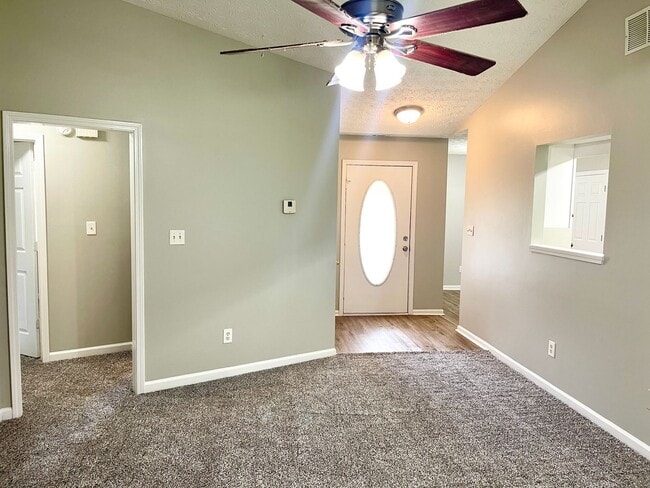 Building Photo - ONE MONTH FREEE! If you move in by Dec 1st