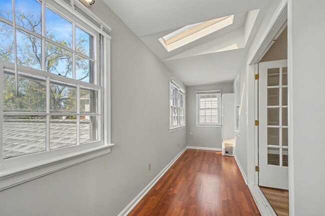 Building Photo - Charming 3-bedroom 2 bathrooms in Downtown...