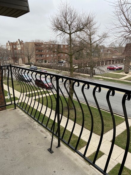 Rest on your balcony - 3121 S Harlem Ave
