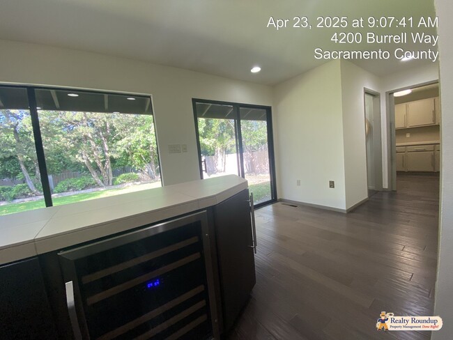 Building Photo - Sprawling Ranch with Open Floorplan & Exce...