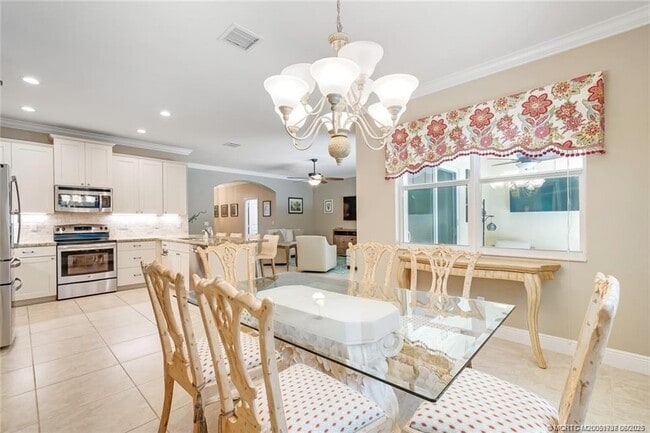 Building Photo - 521 NE Abaca Way