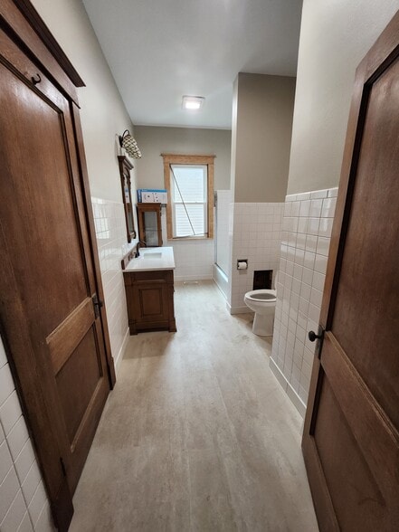 Building Photo - 403 W 4th St