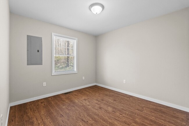 Building Photo - 3-Bedroom in Town of Farmville with Privacy and Convenience!