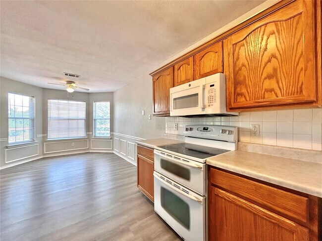 Building Photo - 404 Mesquite Cir