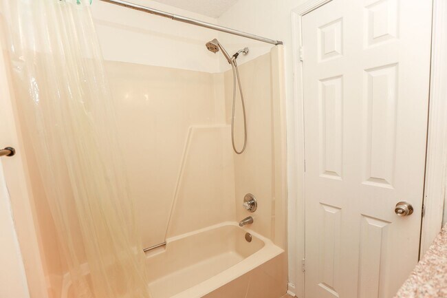 Building Photo - "Charming Kempsville Lake Townhome – Great Amenities & Location!"